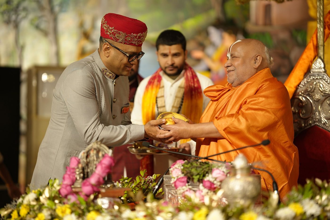 Dr. Ravi Agrawal, Managing Trustee of O J Agrawal Charitable Trust, making an offering before Jagadguru Swami Shri Rambhadracharya Ji Maharaj at the nine-day Shri Ram Katha at the Sardar Vallabhbhai Patel (Kachhi Visa) Maidan, Lakadganj, Nagpur, December 2025